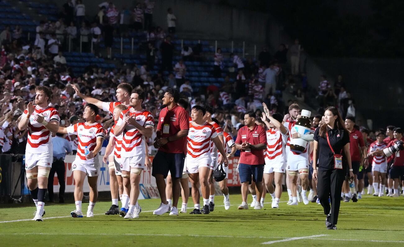 日本対イタリア　イタリアに勝利し場内一周する日本代表フィフティーン（撮影・小沢裕）