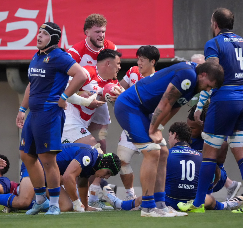 ラグビーネーションズチャンピオンシップ2026　日本代表対イタリア代表　後半、ベン・ガンター（中央）はゴール左にトライを奪う＝2026年7月4日