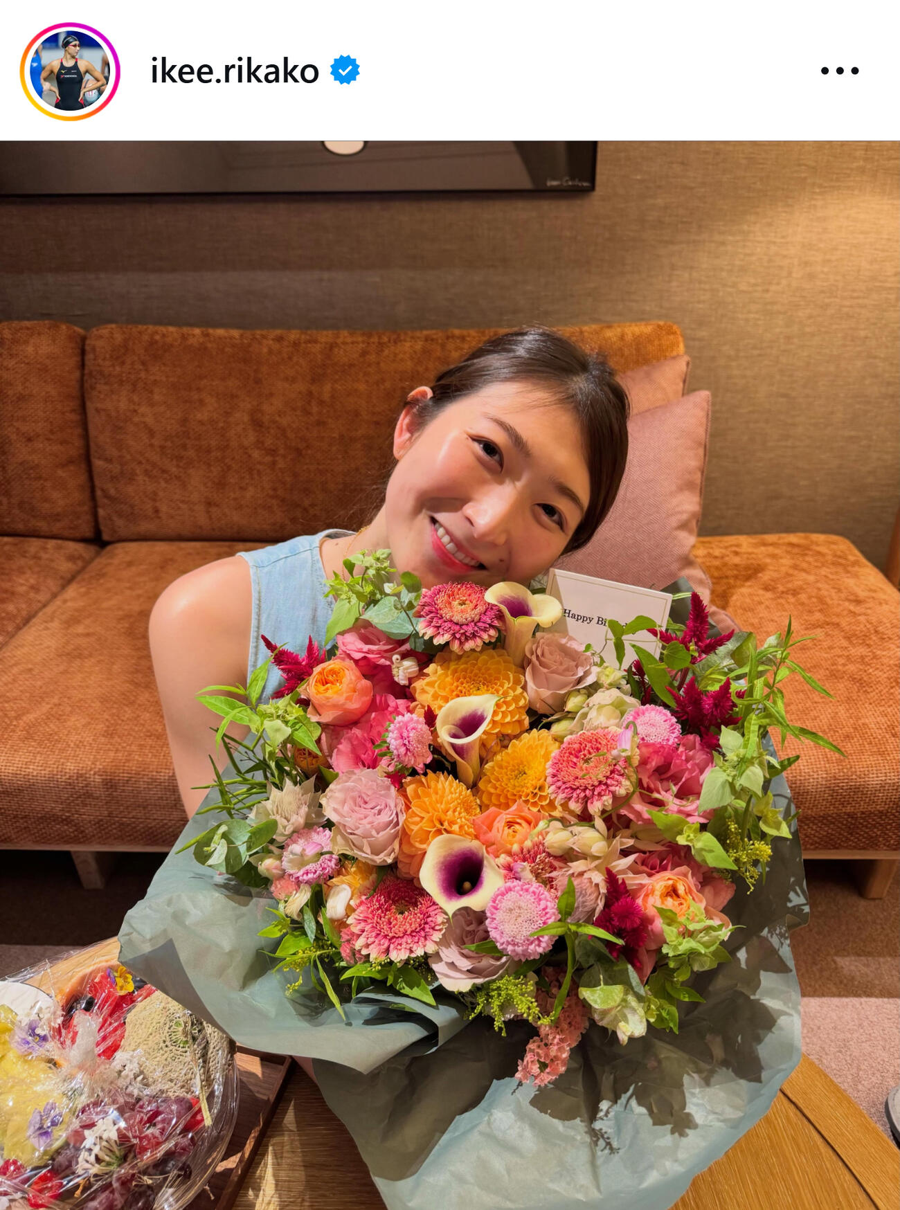 26歳誕生日を迎え花束を手にする池江璃花子（池江璃花子のインスタグラムから）