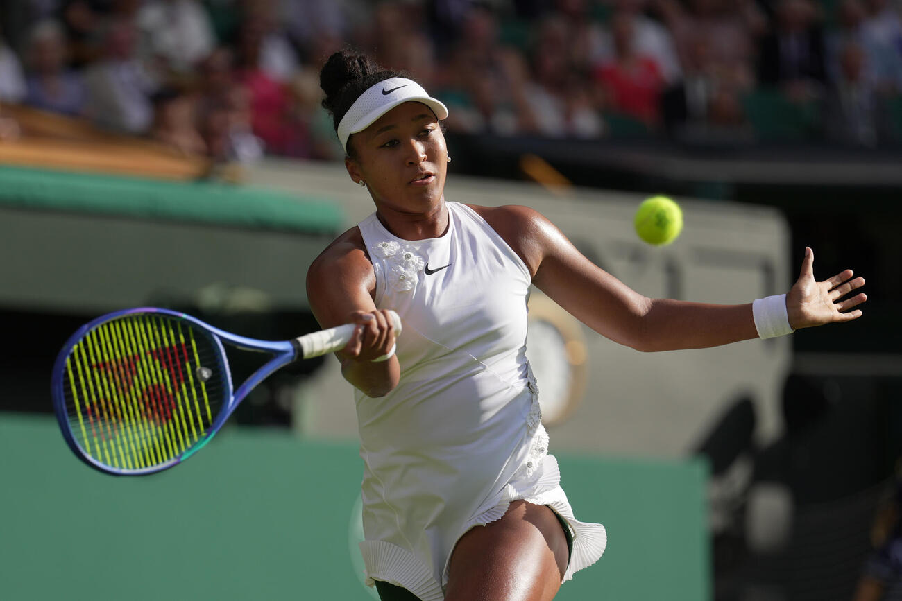 ウィンブルドン選手権4回戦　リターンする大坂なおみ（AP）