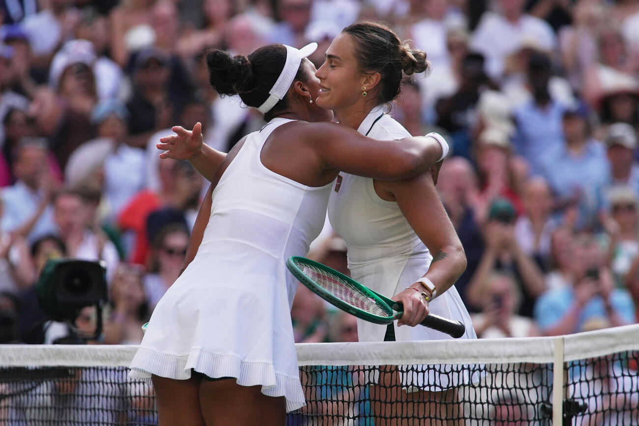 ウィンブルドン選手権4回戦　白星を飾った大坂なおみ（左）はサバレンカと抱き合う（AP）