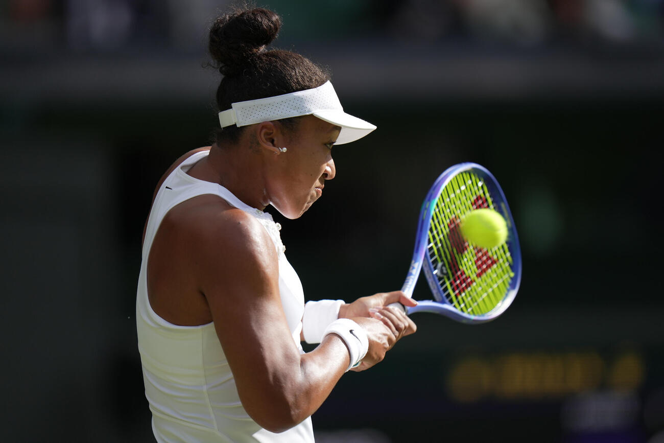 ウィンブルドン選手権4回戦　ショットを放つ大坂なおみ（AP）