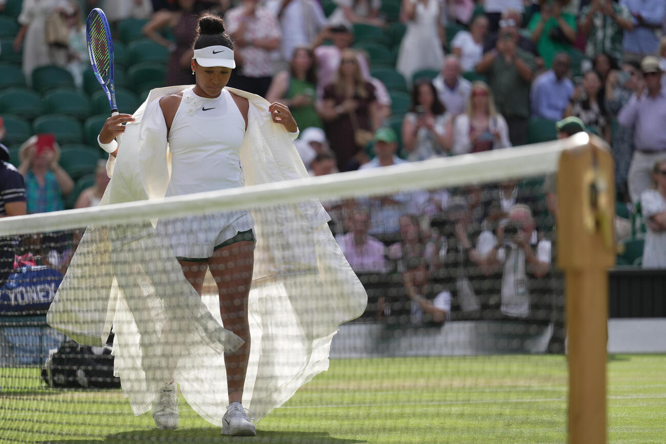 ウィンブルドン選手権4回戦　白色の衣装でセンターコートに登場した大坂なおみ（AP）