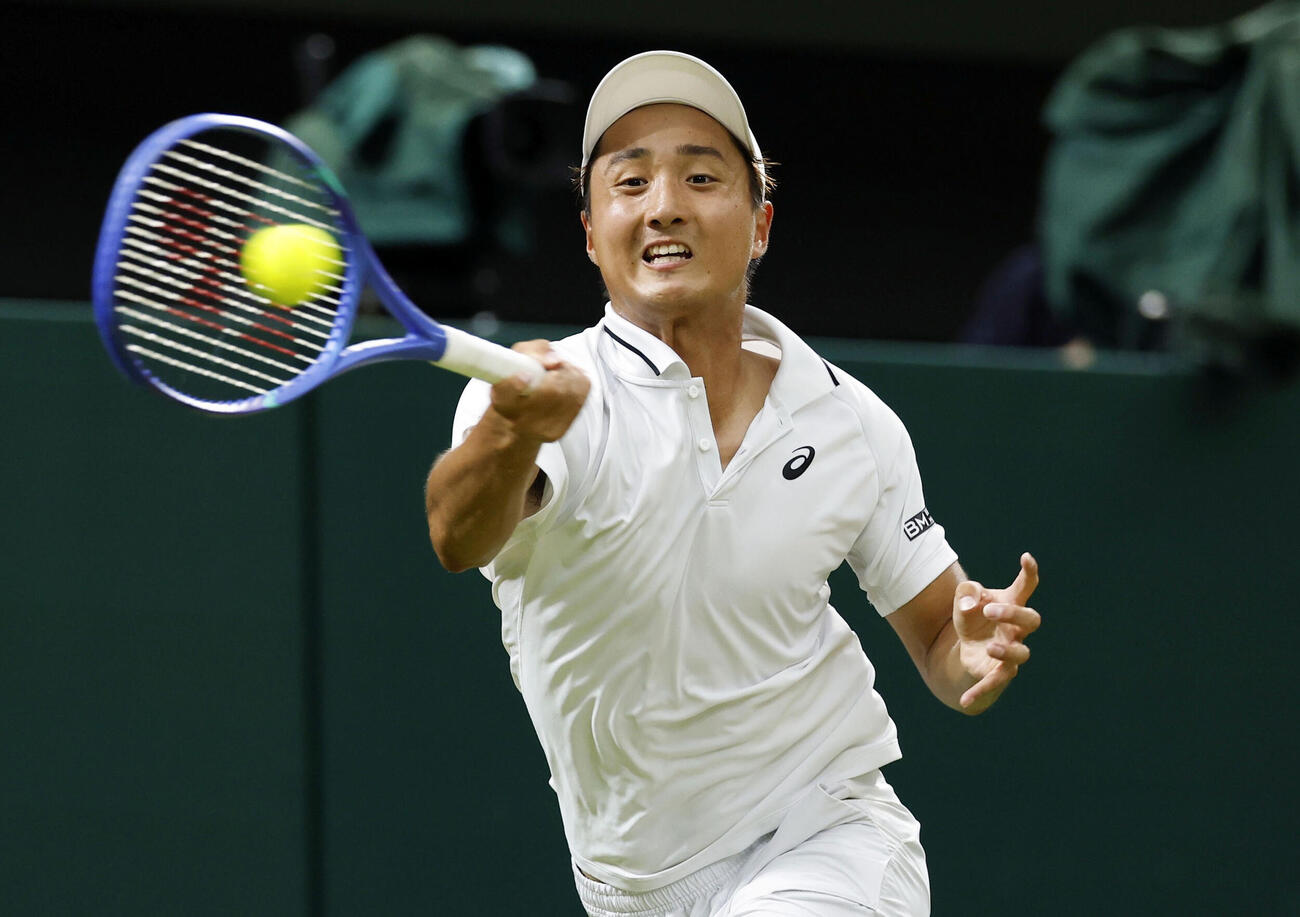 男子シングルス4回戦でプレーする望月慎太郎（共同）