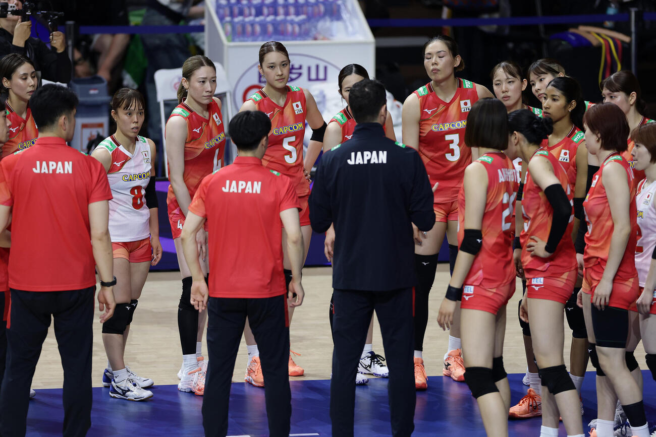 日本対ブラジル　ブラジルに敗れ厳しい表情を見せる日本の選手たち（撮影・前田充）