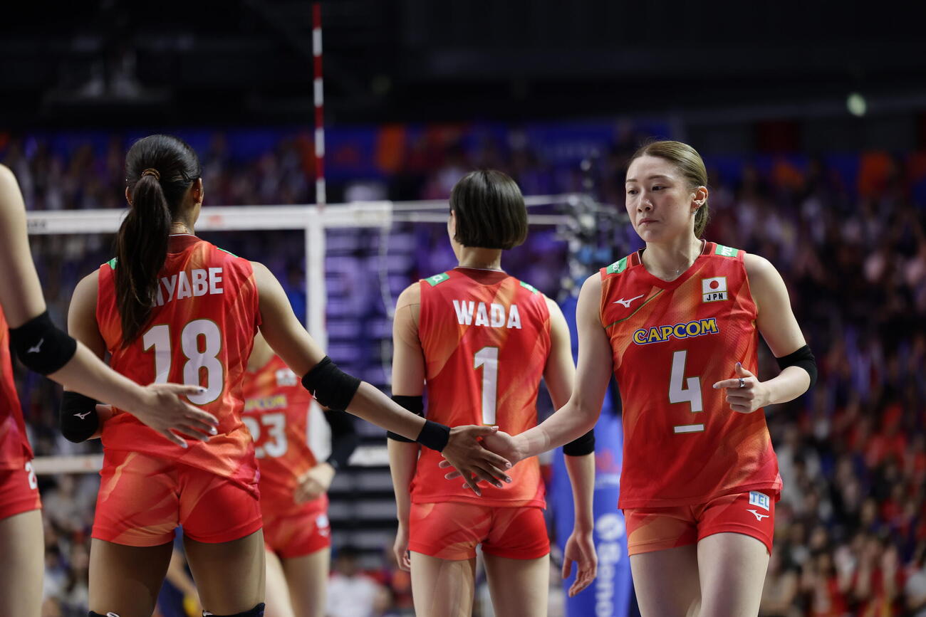 バレーボール・ネーションズリーグ（VNL）2026　大阪大会　女子1次リーグ・第9戦　日本対ブラジル　ブラジル戦に臨む石川真佑（右）ら日本の選手たち（撮影・前田充）＝2026年7月8日、Asueアリーナ大阪