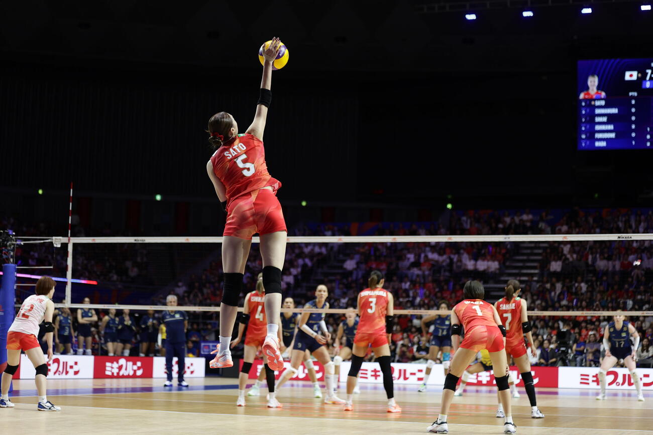 バレーボール・ネーションズリーグ（VNL）2026　大阪大会　女子1次リーグ・第9戦　日本対ブラジル　第1セット、サーブを放つ佐藤淑乃（撮影・前田充）＝2026年7月8日、Asueアリーナ大阪