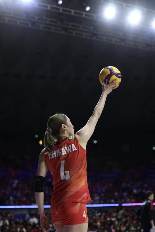 バレーボール・ネーションズリーグ(VNL)2026 大阪大会 女子1次リーグ・第9戦 日本対ブラジル 第1セット、サーブに臨む石川真佑(撮影・前田充)=2026年7月8日、Asueアリーナ大阪