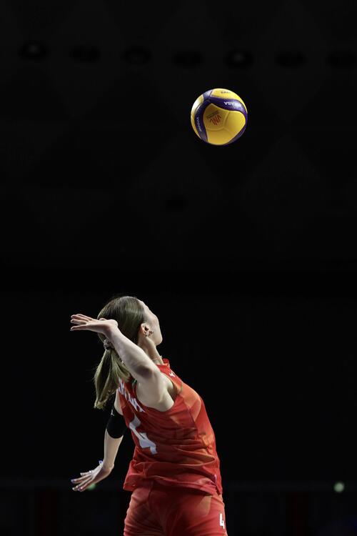 バレーボール・ネーションズリーグ(VNL)2026 大阪大会 女子1次リーグ・第9戦 日本対ブラジル 第1セット、サーブを放つ石川真佑(撮影・前田充)=2026年7月8日、Asueアリーナ大阪