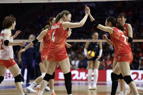 バレーボール・ネーションズリーグ(VNL)2026 大阪大会 女子1次リーグ・第9戦 日本対ブラジル 第2セット、得点を奪い喜ぶ日本の選手たち(撮影・前田充)=2026年7月8日、Asueアリーナ大阪