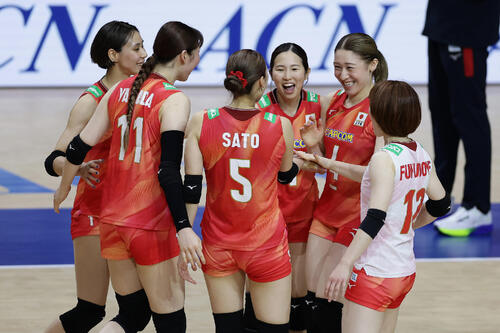 日本対ブラジル 第3セット、得点を奪い喜び合う日本の選手たち(撮影・前田充)