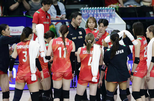 日本対ブラジル 第3セット、タイムアウトで選手に指示を出すフェルハト・アクバシュ監督(中央)(撮影・前田充)