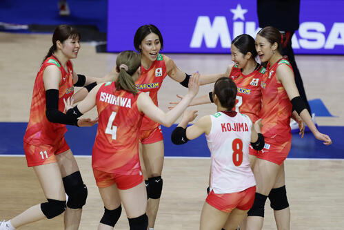 日本対ブラジル 第4セット、得点を奪い喜び合う日本の選手たち(撮影・前田充)