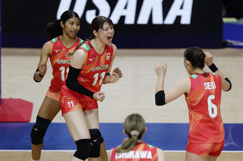 日本対ブラジル 第4セット、スパイクを決めガッツポーズする山田二千華(左から2人目)(撮影・前田充)