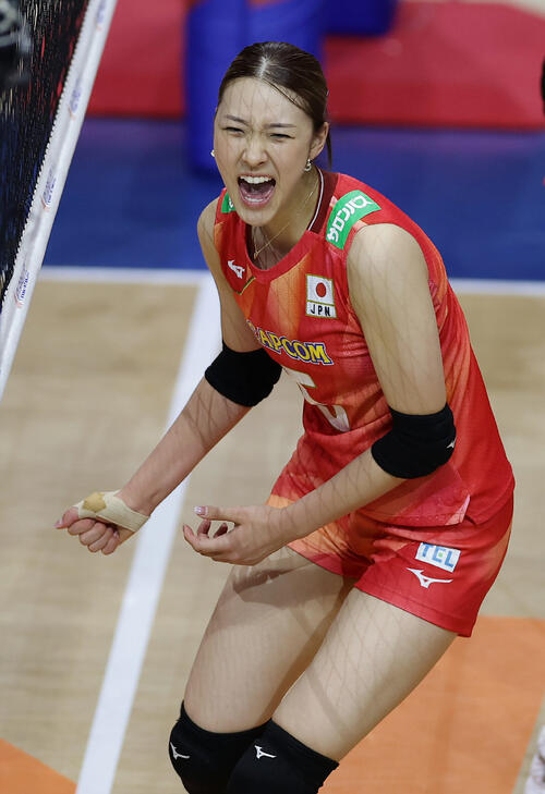 日本対ブラジル 第4セット、スパイクを決めガッツポーズする佐藤淑乃(撮影・前田充)