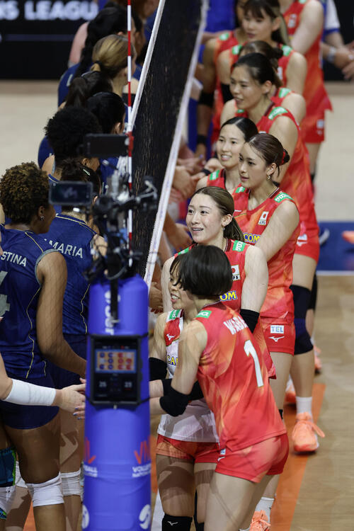 日本対ブラジル ブラジルに敗れあいさつを交わす日本の選手たち(撮影・前田充)