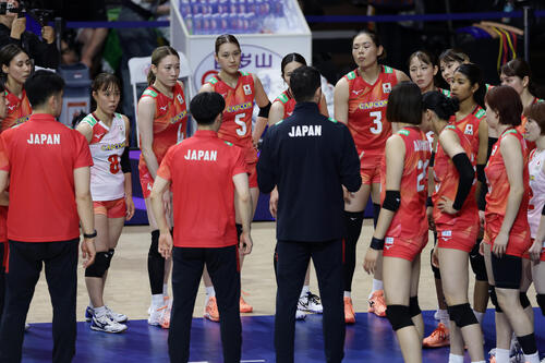 日本対ブラジル ブラジルに敗れ厳しい表情を見せる日本の選手たち(撮影・前田充)