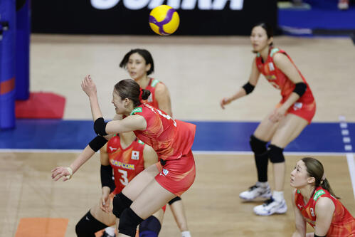日本対ブラジル 第4セット、佐藤淑乃(手前左)のスパイクがブロックされ試合終了となった(撮影・前田充)
