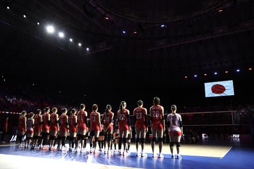 バレーボール・ネーションズリーグ(VNL)2026 大阪大会 女子1次リーグ・第9戦 日本対ブラジル 君が代を聞く日本の選手たち(撮影・前田充)=2026年7月8日、Asueアリーナ大阪
