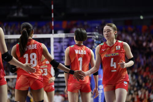 バレーボール・ネーションズリーグ(VNL)2026 大阪大会 女子1次リーグ・第9戦 日本対ブラジル ブラジル戦に臨む石川真佑(右)ら日本の選手たち(撮影・前田充)=2026年7月8日、Asueアリーナ大阪