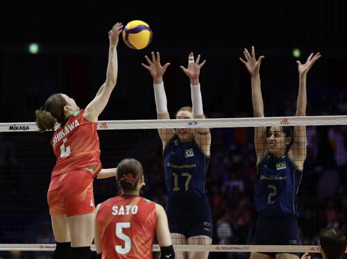バレーボール・ネーションズリーグ(VNL)2026 大阪大会 女子1次リーグ・第9戦 日本対ブラジル 第1セット、スパイクを決める石川真佑(左)(撮影・前田充)=2026年7月8日、Asueアリーナ大阪