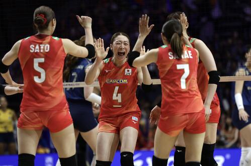 バレーボール・ネーションズリーグ(VNL)2026 大阪大会 女子1次リーグ・第9戦 日本対ブラジル 第1セット、スパイクを決め喜ぶ石川真佑(中央)ら日本の選手たち(撮影・前田充)=2026年7月8日、Asueアリーナ大阪