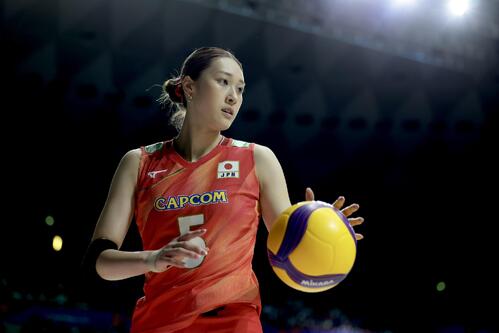 バレーボール・ネーションズリーグ(VNL)2026 大阪大会 女子1次リーグ・第9戦 日本対ブラジル 第1セット、サーブに臨む佐藤淑乃(撮影・前田充)=2026年7月8日、Asueアリーナ大阪