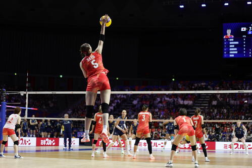 バレーボール・ネーションズリーグ(VNL)2026 大阪大会 女子1次リーグ・第9戦 日本対ブラジル 第1セット、サーブを放つ佐藤淑乃(撮影・前田充)=2026年7月8日、Asueアリーナ大阪