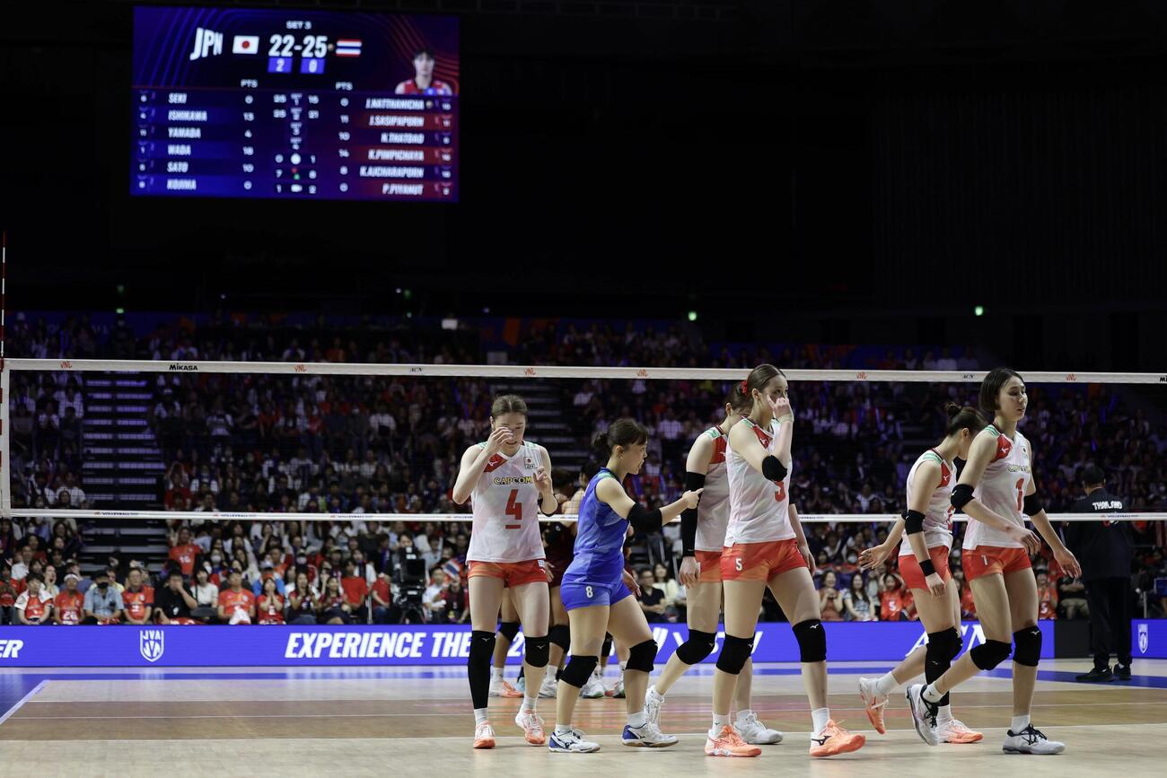 日本対タイ　第3セットを奪われた日本の選手たち（撮影・前田充）