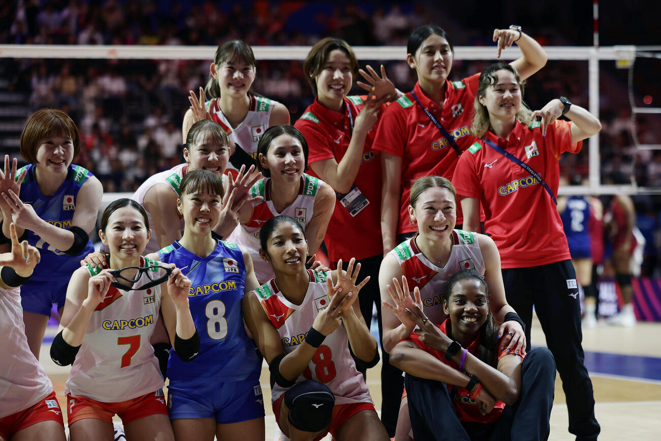 日本対タイ　タイに勝利し、笑顔で写真に納まる日本の選手たち（撮影・前田充）