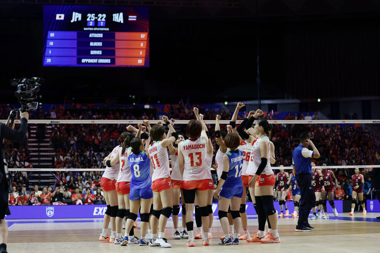 日本対タイ　タイに勝利した日本の選手たち（撮影・前田充）