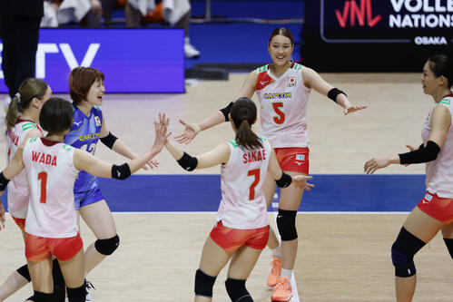 日本対タイ 第2セット、得点を奪い喜び合う日本の選手たち(撮影・前田充)