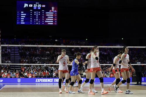 日本対タイ 第3セットを奪われた日本の選手たち(撮影・前田充)
