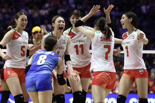 日本対タイ 第4セット、得点を奪い喜ぶ石川真佑(左から3人目)ら日本の選手たち(撮影・前田充)