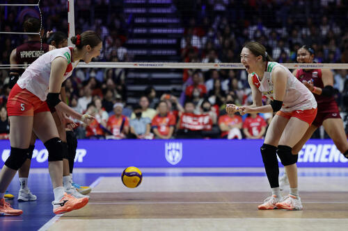 日本対タイ 第4セット、佐藤淑乃(左)のスパイクが決まりタイに勝利し、ガッツポーズする石川真佑(撮影・前田充)
