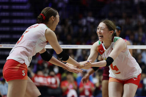 日本対タイ タイに勝利し笑顔でタッチを交わす佐藤淑乃(左)と石川真佑(撮影・前田充)