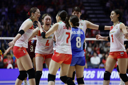 日本対タイ タイに勝利し喜ぶ佐藤淑乃(左端)、石川真佑(同2人目)ら日本の選手たち(撮影・前田充)