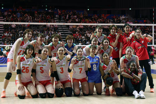 日本対タイ タイに勝利し、笑顔で写真に納まる日本の選手たち(撮影・前田充)