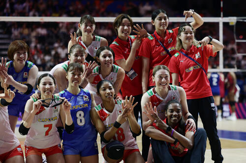 日本対タイ タイに勝利し、笑顔で写真に納まる日本の選手たち(撮影・前田充)
