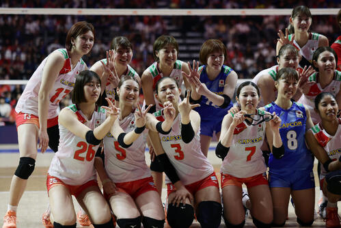 日本対タイ タイに勝利し、笑顔で写真に納まる日本の選手たち(撮影・前田充)