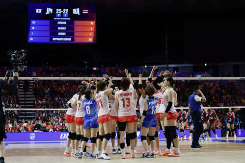 日本対タイ タイに勝利した日本の選手たち(撮影・前田充)