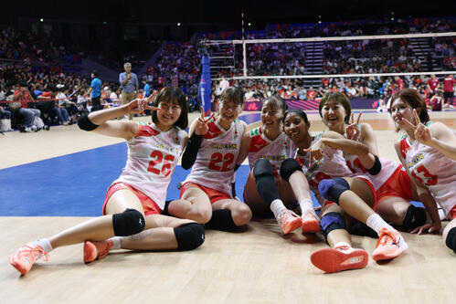 日本対タイ タイに勝利し、笑顔で写真に納まる秋本美空(左端)ら日本の選手たち(撮影・前田充)