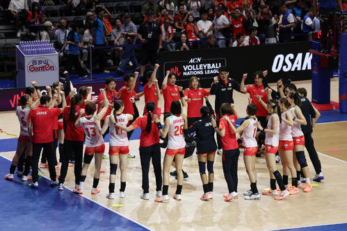 日本対タイ 試合前、円陣を組んでウオーミングアップを開始する日本の選手たち(撮影・前田充)