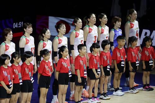 日本対タイ 試合前、君が代を聞く日本の選手たち(撮影・前田充)