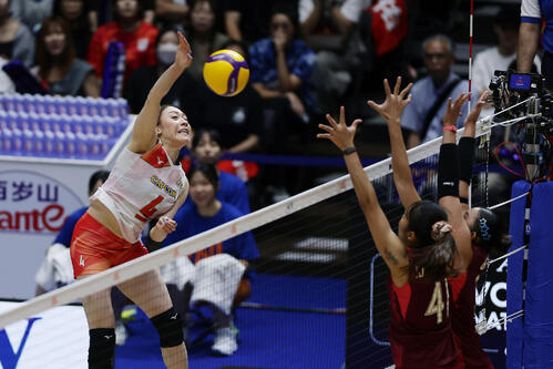 日本対タイ 第1セット、スパイクを放つ石川真佑(左)(撮影・前田充)