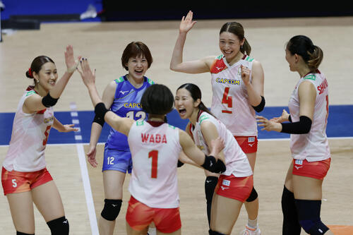 日本対タイ 第1セット、得点を奪い喜び合う日本の選手たち(撮影・前田充)