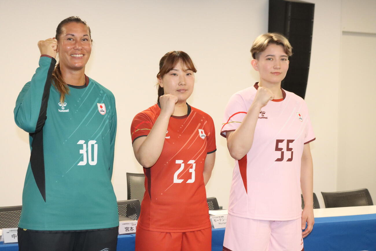 アジア大会に向けた会見に出席したハンドボール女子日本代表のメンバー。左から亀谷さくら、相沢菜月、グレイ・クレア・フランシス