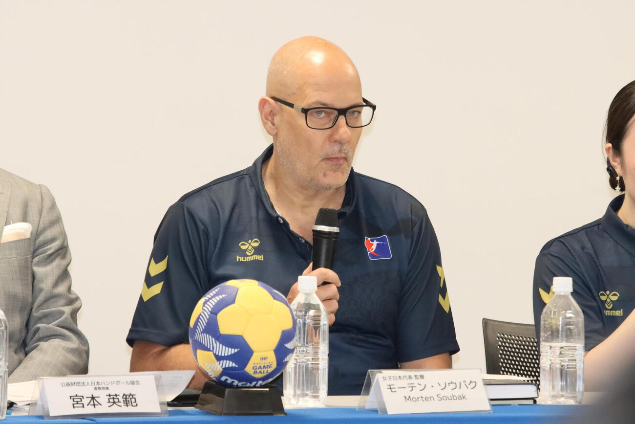 アジア大会に向けた会見に出席したハンドボール女子日本代表モーテン・ソウバク監督