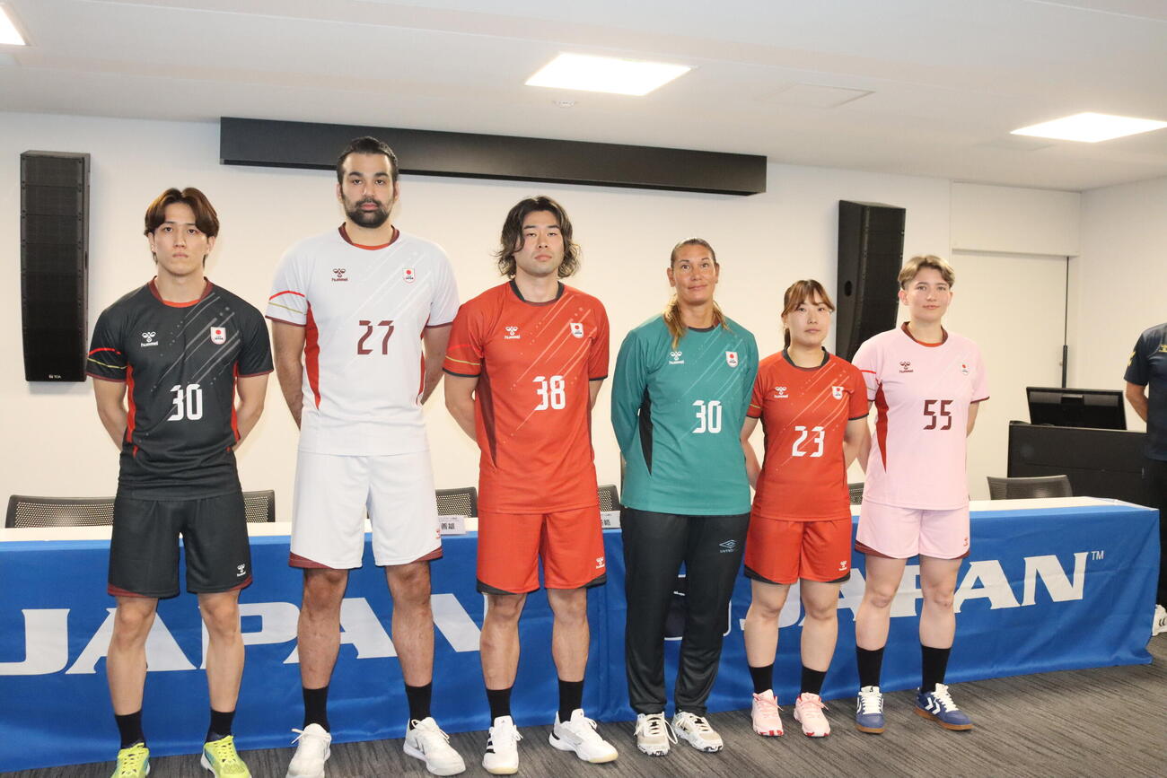 アジア大会に向けた会見に出席したハンドボール男女日本代表。左から藤坂尚輝、玉川裕康、水町孝太郎、亀谷さくら、相沢菜月、グレイ・クレア・フランシス