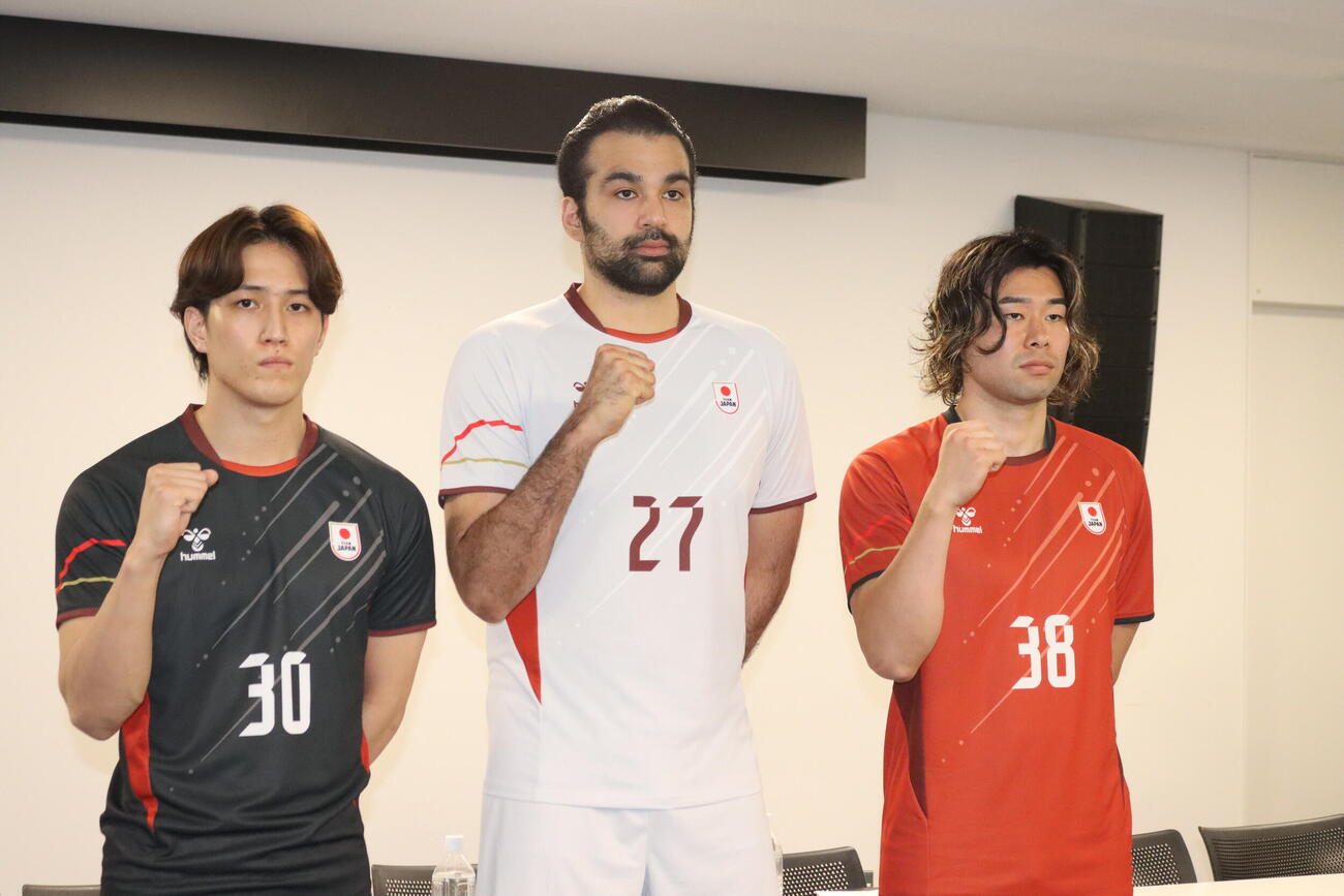 アジア大会ハンドボール男子日本代表のメンバー。左から藤坂尚輝、玉川裕康、水町孝太郎